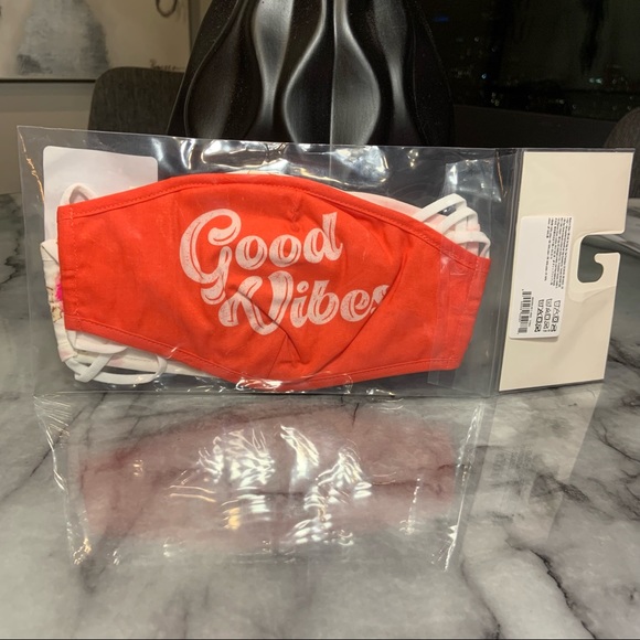 Valentine’s Day GAP Adult Unisex Contour Face Mask with Filter Pocket (3-Pack) - Picture 5 of 6